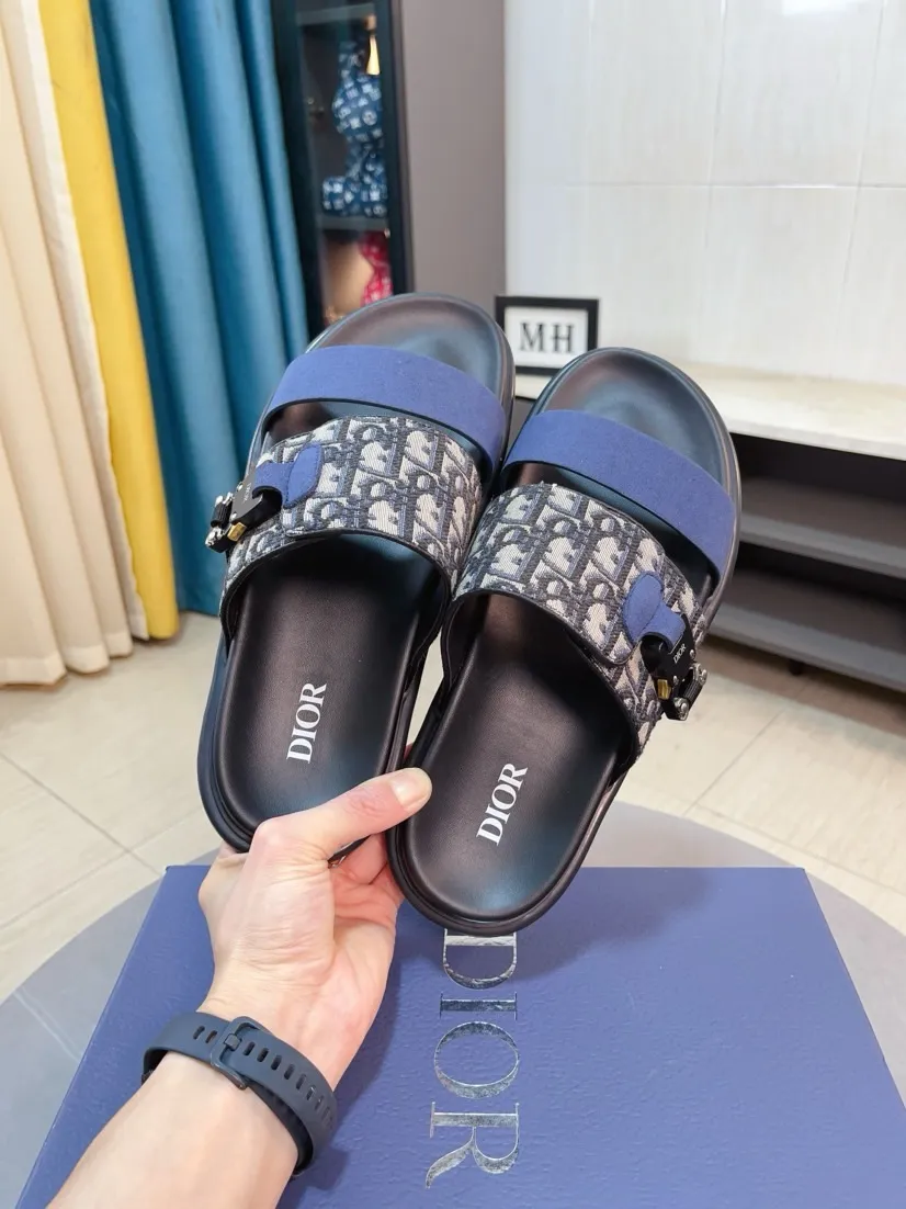 Men's Men's Shoes 💰320🌸🌸Dior Aqua Men's Sandals Slippers. Showcasing Dior haute couture design. The Dior gray suede strap is accented with an aluminum Dior buckle for added style. Paired with a comfortable tonal notch sole, they pair easily with shorts or jeans for a sophisticated look. Main body: suede cow leather, technical fabric lining: cow leather, with adjustable straps, aluminum Dior buckle, Dior gray EVA insole, tonal notch rubber outsole splicing structure👌👌size: 38-44 (45.46 customized)